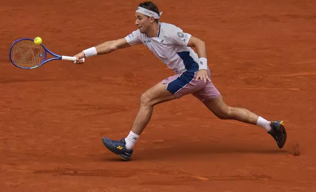 Casper Ruud of Norway returns the ball against Francisco Cerundolo from Argentina during men's semifinal at the Madrid Open tennis tournament in Madrid, Spain, Friday, May 2, 2025. (AP Photo/Manu Fernandez)