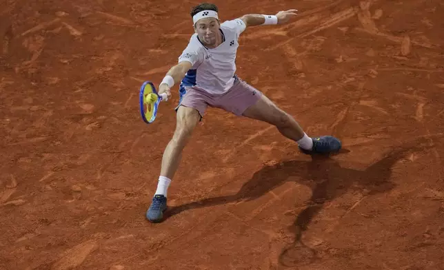 Casper Ruud of Norway returns the ball against Francisco Cerundolo from Argentina during men's semifinal at the Madrid Open tennis tournament in Madrid, Spain, Friday, May 2, 2025. (AP Photo/Manu Fernandez)