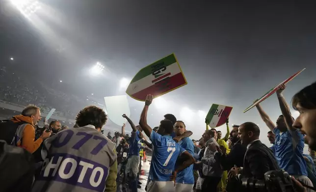 Players celebrate at the end of the Italian Serie A soccer match between Napoli and Cagliari at the Diego Maradona stadium in Naples, Italy, Friday, May 23, 2025. (AP Photo/Gregorio Borgia)