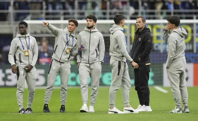 Barcelone players walk onto the pitch before the Champions League semifinal second leg soccer match between Inter Milan and Barcelona at San Siro stadium in Milan, Italy, Tuesday, May 6, 2025. (AP Photo/Antonio Calanni)