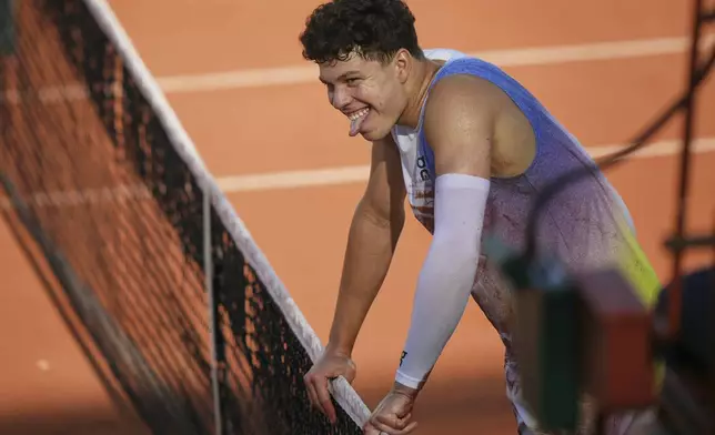 Ben Shelton of the U.S. reacts as he plays Italy's Matteo Gigante during their third round match of the French Tennis Open, at the Roland-Garros stadium, in Paris, Friday, May 30, 2025. (AP Photo/Thibault Camus)