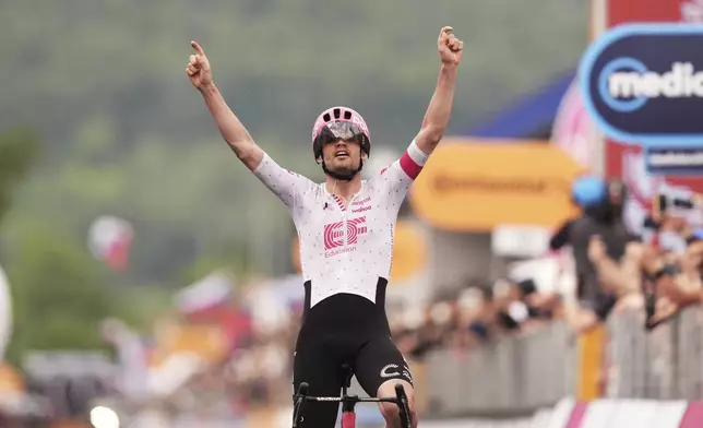 Denmark's Kasper Asgreen celebrates winning the 14th stage of the Giro d'Italia cycling race from Treviso to Nova Gorica/Gorizia, Italy, Saturday, May 24, 2025. (Massimo Paolone/LaPresse via AP)