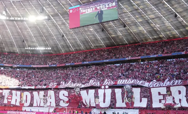 Bayern Munich fans cheers Bayern's Thomas Mueller who will play his last home match for Bayern Munich, ahead of the German Bundesliga soccer match between FC Bayern Munich and Borussia Moenchengladbach in Munich, Germany, Saturday, May 10, 2025. (AP Photo/Matthias Schrader)
