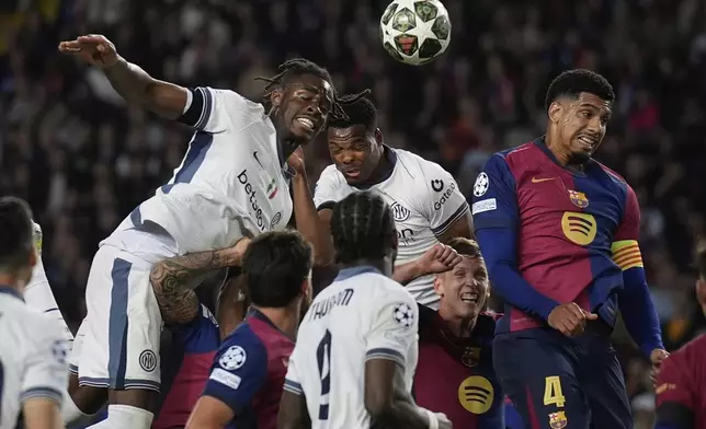 Inter Milan's Denzel Dumfries, center, scores during the Champions League semifinal first leg soccer match between Barcelona and Inter Milan in Barcelona, Spain, Wednesday, April 30, 2025. AP Photo/Emilio Morenatti)