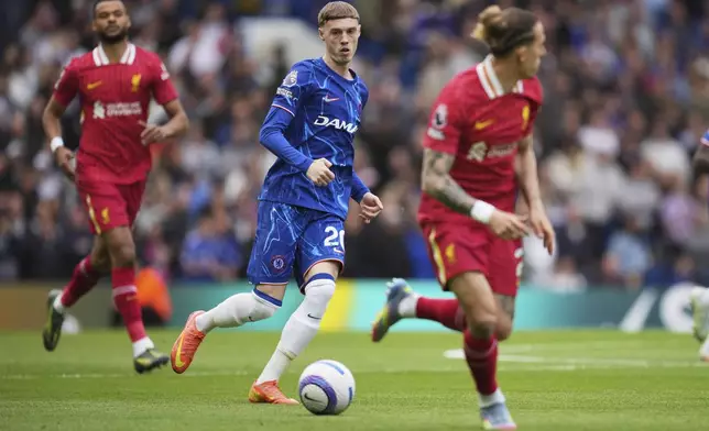 Chelsea's Cole Palmer, center, passes the ball during the English Premier League soccer match between Chelsea and Liverpool at Stamford Bridge stadium in London, Sunday, May 4, 2025. (AP Photo/Kin Cheung)