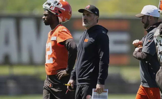 Cleveland Browns head coach Kevin Stefanski, center, walks on the field during the NFL football team's rookie minicamp in Berea, Ohio, Friday, May 9, 2025. (AP Photo/Sue Ogrocki)