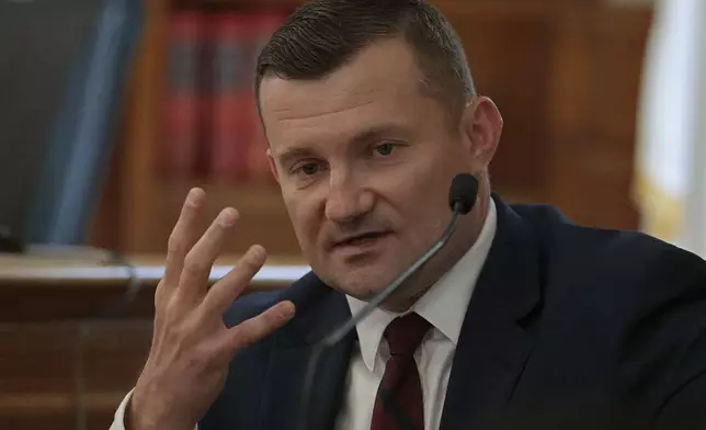 CORRECTS SPELLING: Under questioning by defense attorney Alan Jackson, Sgt. Yuriy Bukhenik, of the Massachusetts State Police, defines lividity for the jury, when he returns to the witness stand in the murder retrial of Karen Read in Norfolk Superior Court, Monday, May 12, 2025, in Dedham, Mass. (Pat Greenhouse/The Boston Globe via AP, Pool)