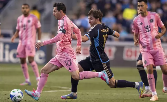 Inter Miami's Lionel Messi (10) dribbles as Philadelphia Union's Indiana Vassilev, center right, pursues during the first half of an MLS soccer match Saturday, May 24, 2025, in Chester, Pa.. (AP Photo/Chris Szagola)