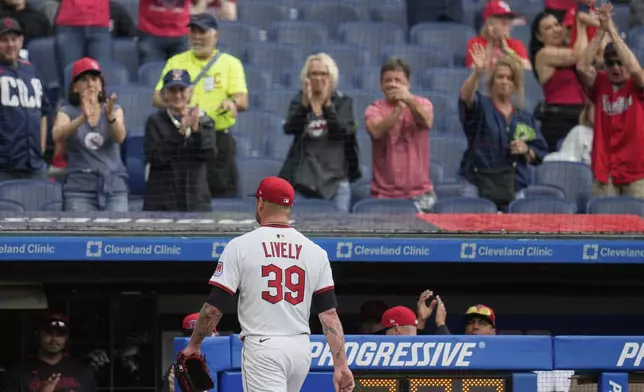 Cleveland Guardians starting pitcher Ben Lively (39) is applauded as he leaves in the sixth inning of a baseball game against the Minnesota Twins in Cleveland, Thursday, May 1, 2025. (AP Photo/Sue Ogrocki)
