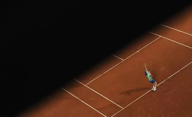 Italy's Jannik Sinner serves against France's Arthur Rinderknech during a first-round match of the French Tennis Open at the Roland-Garros stadium in Paris, Monday, May 26, 2025. (AP Photo/Lindsey Wasson)