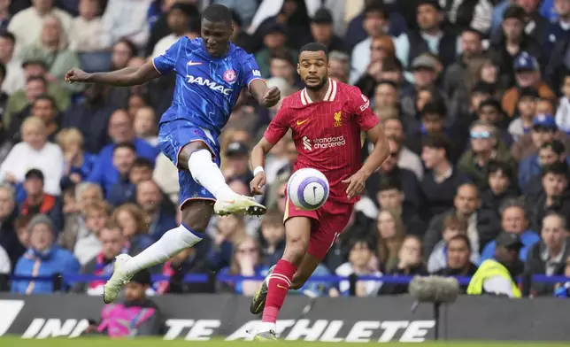 Chelsea's Moises Caicedo, left, attempts a shot on goal past Liverpool's Cody Gakpo during the English Premier League soccer match between Chelsea and Liverpool at Stamford Bridge stadium in London, Sunday, May 4, 2025. (AP Photo/Kin Cheung)