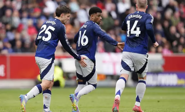Manchester United's Amad Diallo, center, celebrates scoring their side's third goal of the game during the English Premier League soccer match between Brentford and Manchester United at the Gtech Community Stadium, London, Sunday, May 4, 2025. (John Walton/PA via AP)