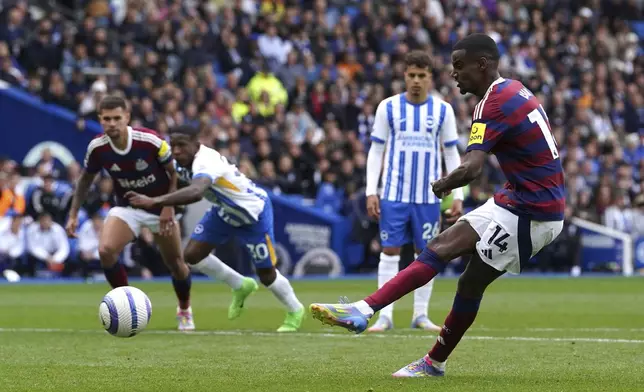 Newcastle United's Alexander Isak scores their side's first goal of the game from the penalty spot during the English Premier League soccer match between Brighton and Hove Albion and Newcastle United in Brighton and Hove, England, Sunday, May 4, 2025. (Gareth Fuller/PA via AP)