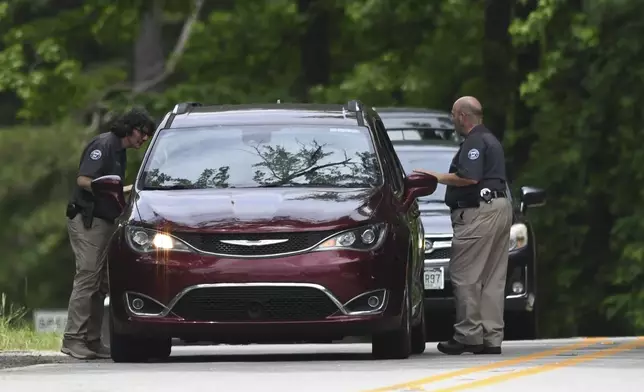 Police set up checkpoints looking for escaped prisoner Grant Hardin, Thursday, May 29, 2025, near downtown Calico Rock, Ark. (AP Photo/Nicholas Ingram)