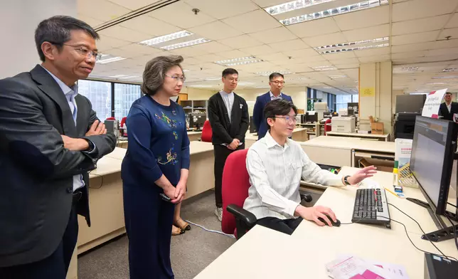 SCS visits Census and Statistics Department  Source: HKSAR Government Press Releases