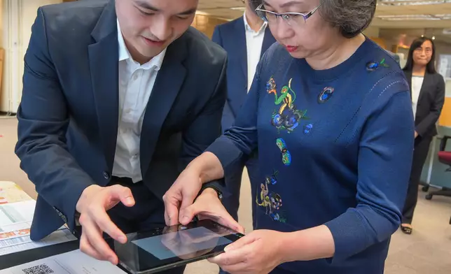 SCS visits Census and Statistics Department  Source: HKSAR Government Press Releases