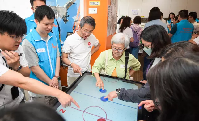 Civil service volunteers visit elderly activity centre  Source: HKSAR Government Press Releases