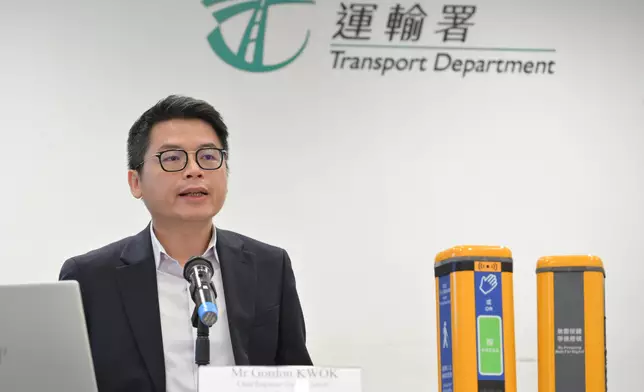 TD renews electronic audible traffic signals at crossings to provide convenience for visually impaired persons and public at large  Source: HKSAR Government Press Releases