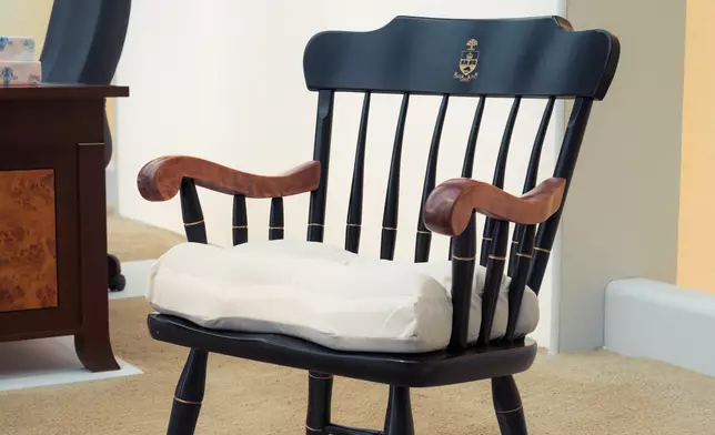 Gifted by the University of Toronto in 1991, this chair was cherished by Dr. Lee for decades,symbolising the institution’s recognition of his achievements and his deep appreciation for meaningful connections.