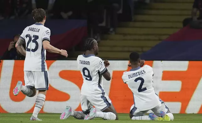 Inter Milan's Denzel Dumfries, right, celebrates after scoring during the Champions League semifinal first leg soccer match between Barcelona and Inter Milan in Barcelona, Spain, Wednesday, April 30, 2025. AP Photo/Emilio Morenatti)