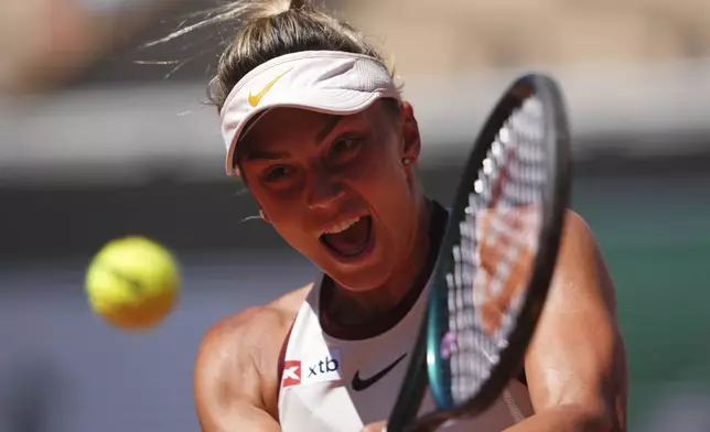 Romania's Jaqueline Cristian returns the ball to Poland's Iga Swiatek during their third round match of the French Tennis Open, at the Roland-Garros stadium, in Paris, Friday, May 30, 2025. (AP Photo/Lindsey Wasson)