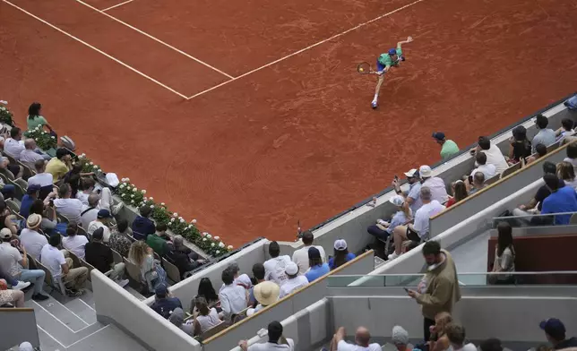 Italy's Jannik Sinner returns the ball to Jiri Lehecka of the Czech Republic during their third round match of the French Tennis Open, at the Roland-Garros stadium, in Paris, Saturday, May 31, 2025. (AP Photo/Thibault Camus)