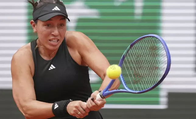 CORRECTS PLAYER ID- Jessica Pegula of the U.S. returns the ball to Marketa Vondrousova of the Czech Republic, during their first round match of the French Tennis Open, at the Roland-Garros stadium, in Paris, Sunday May 25, 2025. (AP Photo/Christophe Ena)