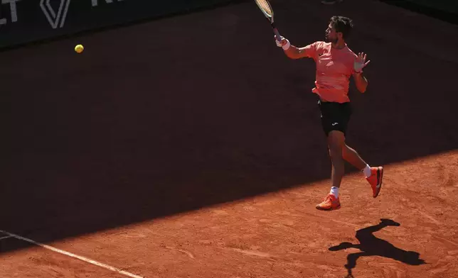 Argentina's Mariano Navone hits a forehand against Italy's Lorenzo Musetti during their third round match of the French Tennis Open, at the Roland-Garros stadium, in Paris, Friday, May 30, 2025. (AP Photo/Lindsey Wasson)