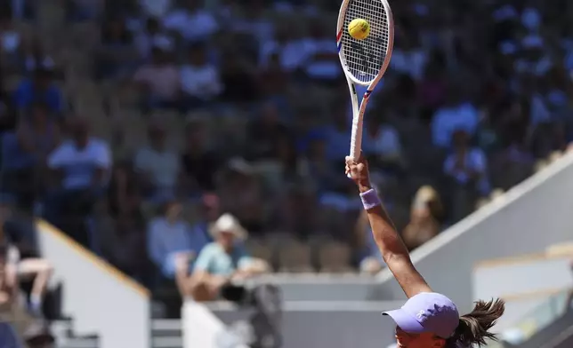 Poland's Iga Swiatek serves the ball to Romania's Jaqueline Cristian during their third round match of the French Tennis Open, at the Roland-Garros stadium, in Paris, Friday, May 30, 2025. (AP Photo/Lindsey Wasson)