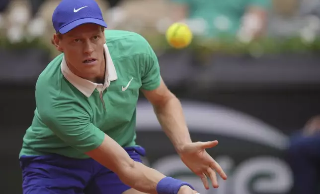 Italy's Jannik Sinner returns the ball to Jiri Lehecka of the Czech Republic during their third round match of the French Tennis Open, at the Roland-Garros stadium, in Paris, Saturday, May 31, 2025. (AP Photo/Thibault Camus)