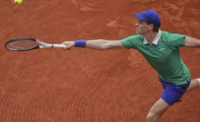 Italy's Jannik Sinner returns the ball to Jiri Lehecka of the Czech Republic during their third round match of the French Tennis Open, at the Roland-Garros stadium, in Paris, Saturday, May 31, 2025. (AP Photo/Thibault Camus)