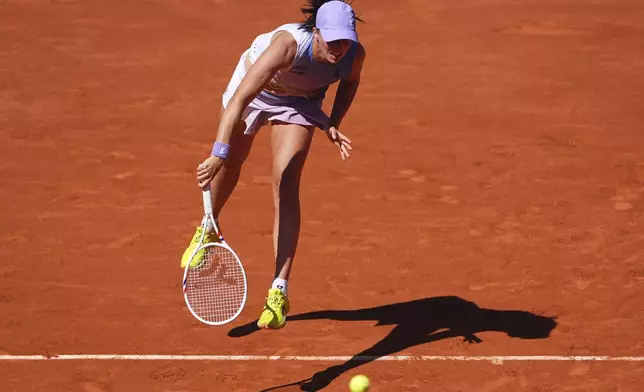 Poland's Iga Swiatek serves against Romania's Jaqueline Cristian during their third round match of the French Tennis Open, at the Roland-Garros stadium, in Paris, Friday, May 30, 2025. (AP Photo/Lindsey Wasson)