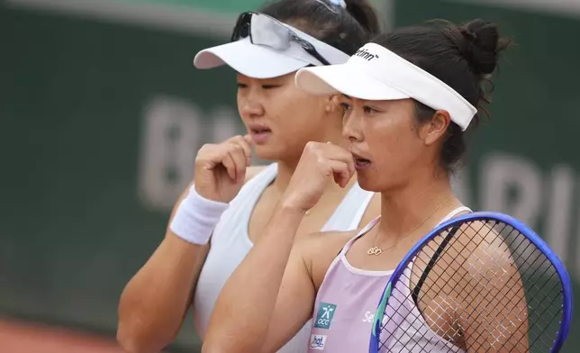 China's Guo Hanyu, left, and Japan's Ena Shibahara play Britain's Jodie Burrage and Sonny Kartal during their match of the French Tennis Open, at the Roland-Garros stadium, in Paris, Wednesday, May 28, 2025. (AP Photo/Lindsey Wasson)