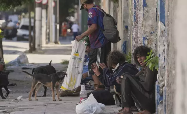 Drug addicts gather to smoke crack cocaine in a downtown area popularly known as "Crackland" in Sao Paulo, Tuesday, May 20, 2025. (AP Photo/Andre Penner)