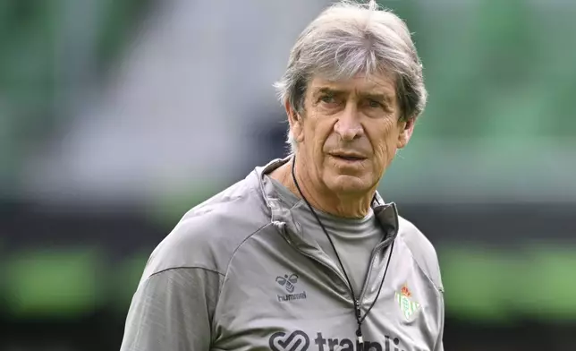 Betis' head coach Manuel Pellegrini during a training session ahead of the Europa Conference League final soccer match between Real Betis and Chelsea in Wroclaw, Poland, Tuesday, May 27, 2025. (AP Photo/ Denes Erdos )