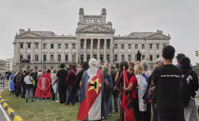 People line up to pay their final respects to the late former President Jose Mujica lying in state at the Legislative Palace, in Montevideo, Uruguay, Wednesday, May 14, 2025. (AP Photo/Matilde Campodonico)