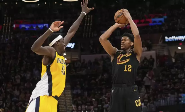 Cleveland Cavaliers forward De'Andre Hunter, right, shoots as Indiana Pacers forward Pascal Siakam defends during the second half in Game 5 of an Eastern Conference semifinal NBA basketball playoff Tuesday, May 13, 2025, in Cleveland. (AP Photo/Sue Ogrocki)