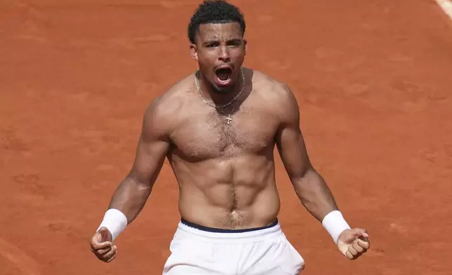 France's Arthur Fils celebrates beating Spain's Jaume Munar after their second round match of the French Tennis Open, at the Roland-Garros stadium, in Paris, Thursday, May 29, 2025. (AP Photo/Christophe Ena)