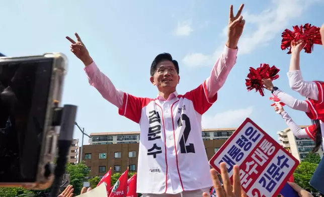 South Korea's People Power Party's presidential candidate Kim Moon Soo reacts during a presidential election campaign in Seoul, South Korea, Tuesday, May 20, 2025. (AP Photo/Ahn Young-joon)