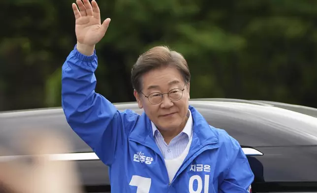 South Korea's Democratic Party's presidential candidate Lee Jae-myung waves upon his arrival for a presidential election campaign in Goyang, South Korea, Tuesday, May 20, 2025. (AP Photo/Lee Jin-man)