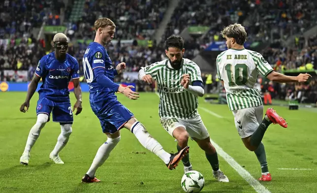 Betis' Isco, center, Betis' Abde Ezzalzouli, right, and Chelsea's Cole Palmer challenge for the ball during the Europa Conference League final soccer match between Real Betis and Chelsea in Wroclaw, Poland, Wednesday, May 28, 2025. (AP Photo/Denes Erdos)