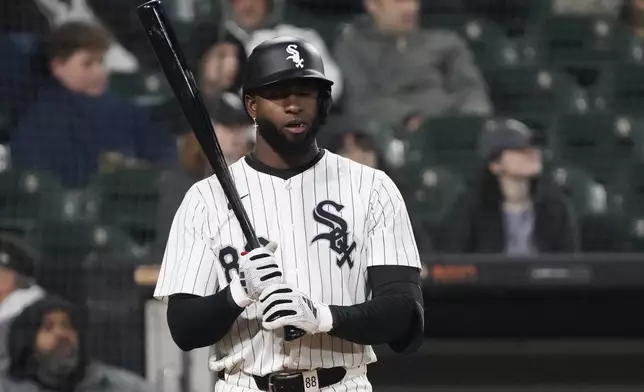 Chicago White Sox's Luis Robert Jr. bats against the Seattle Mariners during the third inning of a baseball game Tuesday, May 20, 2025, in Chicago. (AP Photo/David Banks)