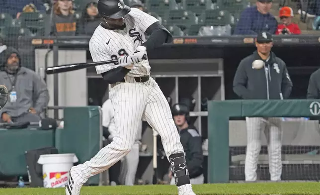 Chicago White Sox's Luis Robert Jr. bats against the Seattle Mariners during the third inning of a baseball game Tuesday, May 20, 2025, in Chicago. (AP Photo/David Banks)