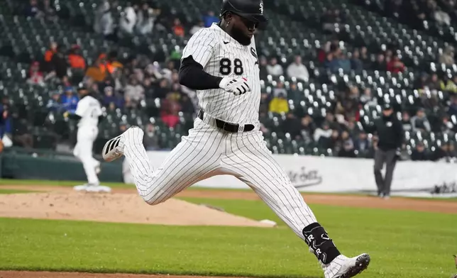 Chicago White Sox's Luis Robert Jr. runs to first base against the Seattle Mariners during the third inning of a baseball game Tuesday, May 20, 2025, in Chicago. (AP Photo/David Banks)