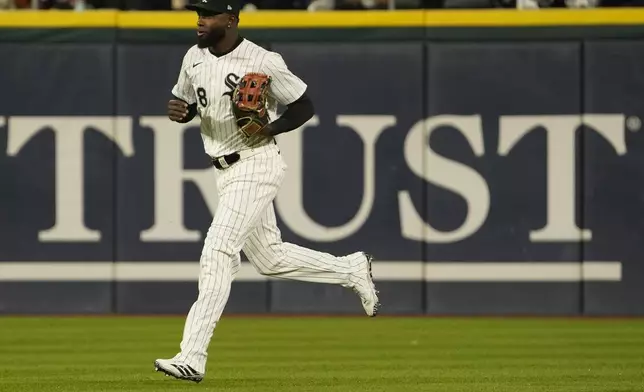 Chicago White Sox outfielder Luis Robert Jr. (88) runs in the outfield against the Seattle Mariners during the third inning of a baseball game, Tuesday, May 20, 2025, in Chicago. (AP Photo/David Banks)