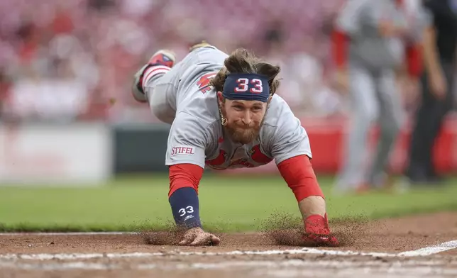 St. Louis Cardinals' Brendan Donovan scores on a fielding error by Cincinnati Reds shortstop Elly De La Cruz during the third inning of a baseball game, Thursday, May 1, 2025, in Cincinnati. (AP Photo/Abdoul Sow)