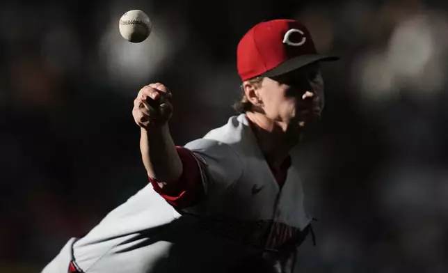 Cincinnati Reds Startkrug Brady Singer throws during the first inning of a baseball game against the Houston Astros in Houston on Saturday, May 10, 2025 (AP Photo/Ashley Landis)