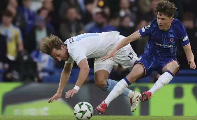Djurgarden's Daniel Stensson, left, duels for the ball with Chelsea's Reggie Walsh during the Europa Conference League semifinal second leg soccer match between Chelsea and Djurgarden, at Stamford Bridge stadium in London, Thursday, May 8, 2025. (AP Photo/Ian Walton)