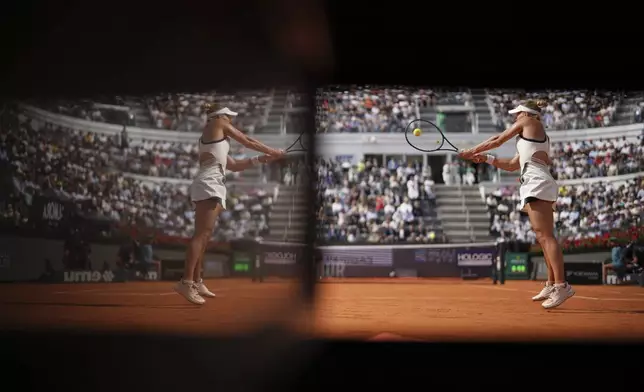 Peyton Stearns of the United States returns the ball to Jasmine Paolini of Italy during the semi-final tennis match at the Italian Open at the Foro Italico, in Rome, Thursday, May 15, 2025. (AP Photo/Alessandra Tarantino)