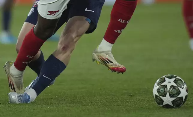PSG's Fabian Ruiz, left, challenges Arsenal's Thomas Partey during the Champions League semifinal, second leg soccer match between Paris Saint-Germain and Arsenal at the Parc des Princes in Paris, Wednesday, May 7, 2025. (AP Photo/Thibault Camus)